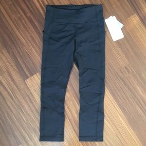 Lululemon women’s tight crop pants